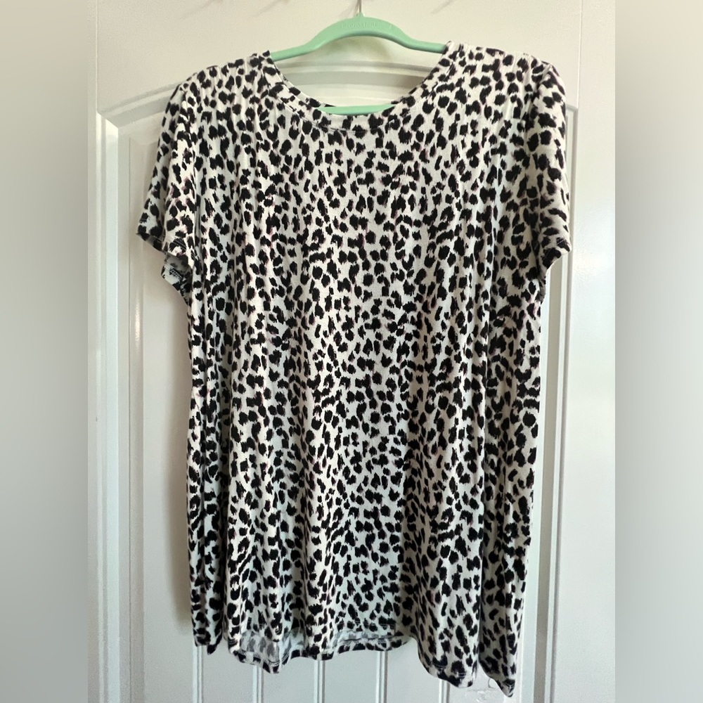 24/7 by Maurices black and purple leopard print tshirt - size XL - EUC